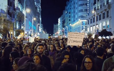 Miles de personas pintaron de violeta las calles de Madrid