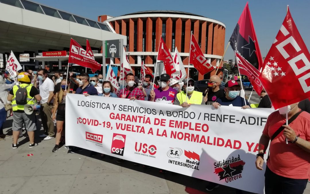USO-Madrid se concentra en Atocha para exigir que los trabajadores del servicio a bordo de Renfe salgan del ERTE