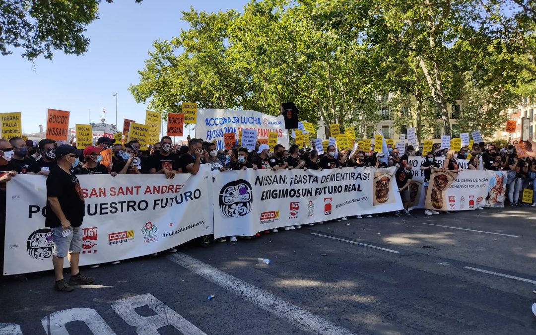 Multitudinaria manifestación de los trabajadores de Nissan frente al Congreso para exigir soluciones contra el cierre de las plantas y los despidos