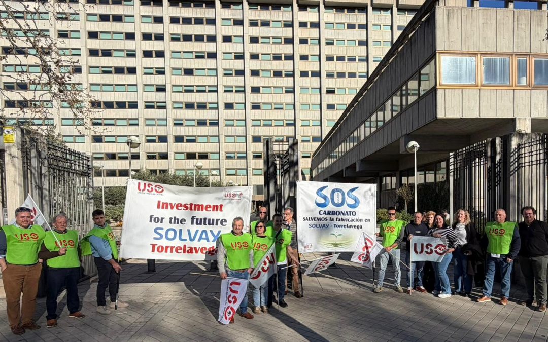 Apoyo de USO industria Madrid a la concentración de Solvay Químicas frente al Ministerio de Industria y Turismo